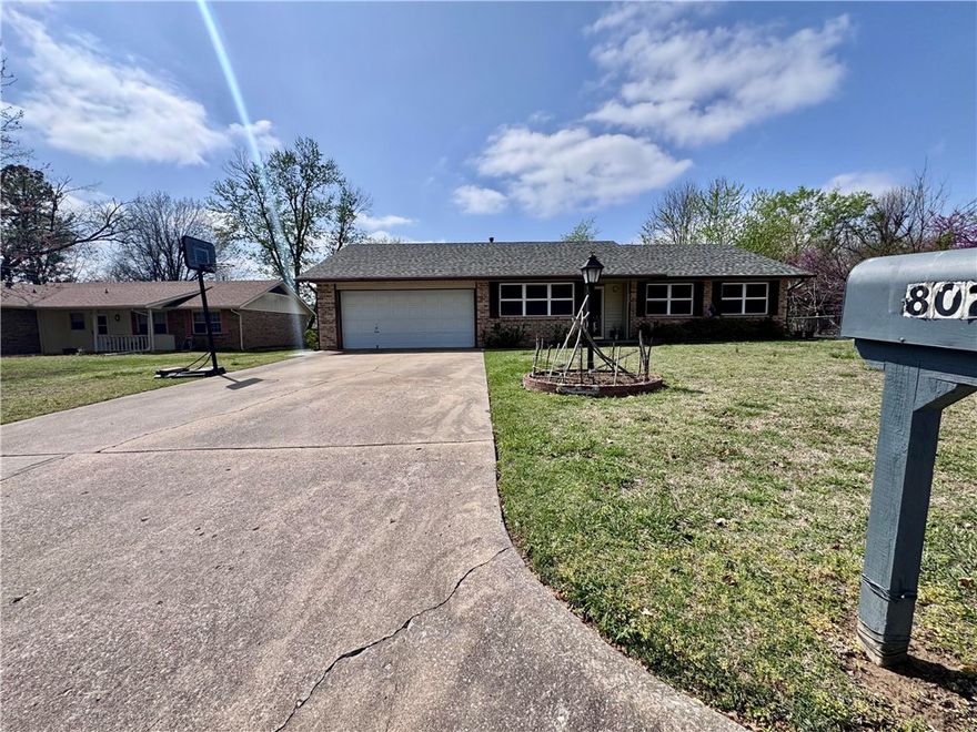 Do not miss the opportunity on this house close to school, and hwy 49, with a new roof. Heater & A/C, upgraded windows, brick, Must see! Call agent for appointments.