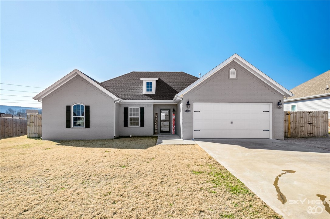 Come out and see this immaculate 3 bedroom 2 bath home! Home has open floor plan, a covered patio and a large fenced in yard. Enjoy the beautiful mountain views while only being 15 minutes from Fayetteville. Kitchen has stainless steel appliances and granite counter tops. Storage shed conveys.