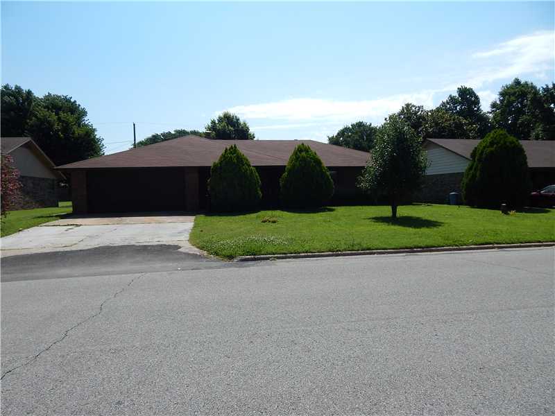 NICE OLDER HOME ROOMY FLOOR PLAN, LARGE SCREENED IN PATIO. 3 BEDROOM, 2 BATH & STORAGE BUILDING., NEW ROOF IN 2013, NEW TILE IN BATHROOMS & KITCHEN. WATER HEATER IS 4 YRS OLD. WALK UPSTAIRS ATTIC STORAGE. CLOSE TO HOSPITALS, SHOPPING, BANKS AND MORE.,LOOK AT THIS ONE!