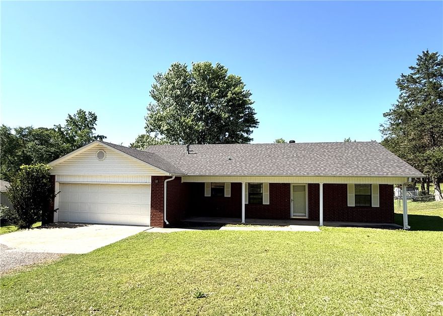 3 bedroom home in Dover Heights with potential to create your space! Within minutes to Dover schools, convenient stores and the grocery store, the location can't be beat! Great layout and eat in dining make this home the perfect place to call your new home !