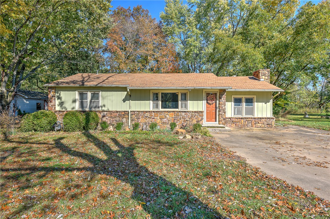 Back on market at no fault of Seller. Charming remodeled 3 BR, 1 ½ Bath home in the heart of Pea Ridge. Property consists of new survey, fenced backyard with covered patio, mature trees, and a 13ā x 29ā workshop with electricity. Home boasts freshly sanded/stained/varnished hardwood floors in living spaces, new LVP flooring in Bonus Room and Kitchen, new interior paint throughout, new kitchen appliances (oven range, dishwasher, and refrigerator), new lighting in Kitchen/Eat-in Area/Family Room, new picture window in Family Room, blinds, and beautiful oak cabinetry. Great investment for primary or rental close to restaurants, shopping, schools, and the City Park.