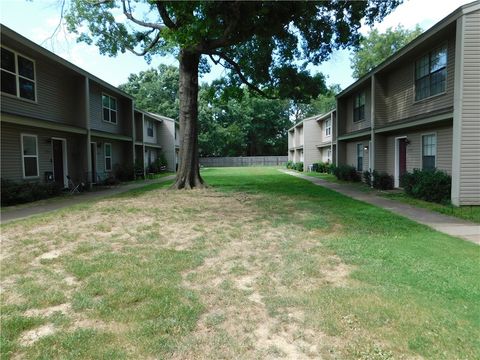 Photo of 2628 Kantz Drive, Fayetteville, AR 72703 (MLS # 1330426)