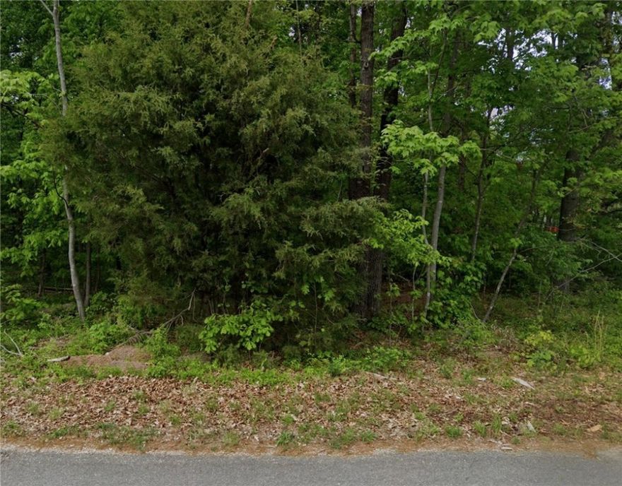 Nice building lot perfectly located in the heart of the Highlands. Almost equal distance to Loch Lomond and the new I49 bypass. Beautiful homesite as well as common property at the back for added privacy. Utilities at the street.