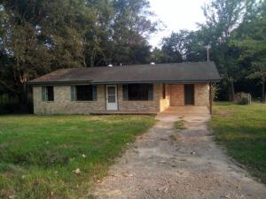 PRIVATE FEEL WITH THIS 3 BEDROOM HOME LOCATED AT THE END OF THE STREET. HOME HAS BRICK AND VINYL EXTERIOR, LARGE TREES, NEW GAS RANGE, NEW DISHWASHER, CERAMIC TILE IN KITCHEN, GOOD CLOSET SPACE. NEW CENTRAL HEAT AND AIR. NEW INTERIOR PAINT.