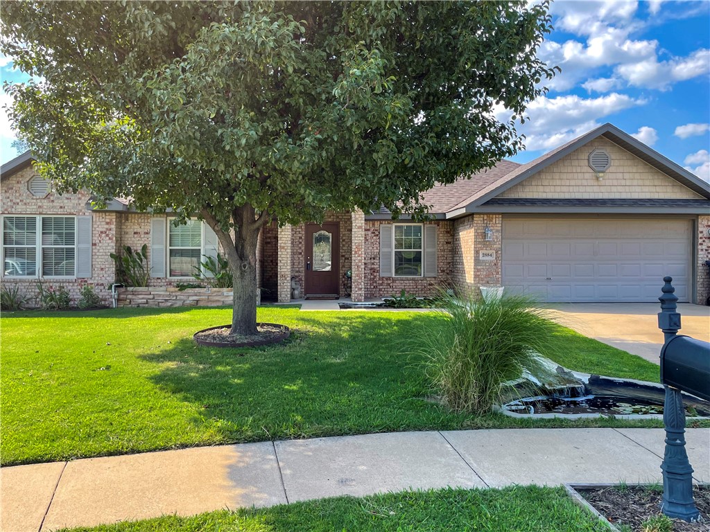 Beautiful four bedroom home, conveniently located in a great neighborhood between Springdale and Rogers. Easy access to Hwy 49. All brick exterior with large backyard. Wood floors in living room, tile in kitchen, dining area, and bathrooms. Split floor plan with spacious bedrooms and updated light fixtures. Master bedroom features tray ceiling with crown molding and a private bathroom with jacuzzi tub, separate shower, double vanities, and walk-in closet. Kitchen boasts granite countertops and stainless steel appliances. The seller is offering up to $7,000 towards buyers closing costs with an acceptable offer. Don't miss out on your opportunity to own this beautiful home in a great neighborhood. Call today for a private showing!