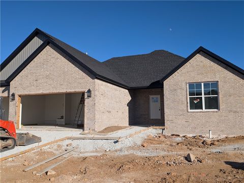 4911 farmhouse Street Tontitown AR 72762