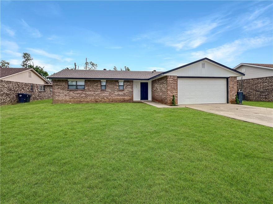 Absolute Gem!
Beautiful fully remodeled home just minutes from downtown Rogers! This home sits on a flat lot in a cul-de-sac. New roof, fullly remodeled kitchen, fully remodeled bathrooms, new flooring, new paint... The works!! Schedule your showing now to this extraordinary find!