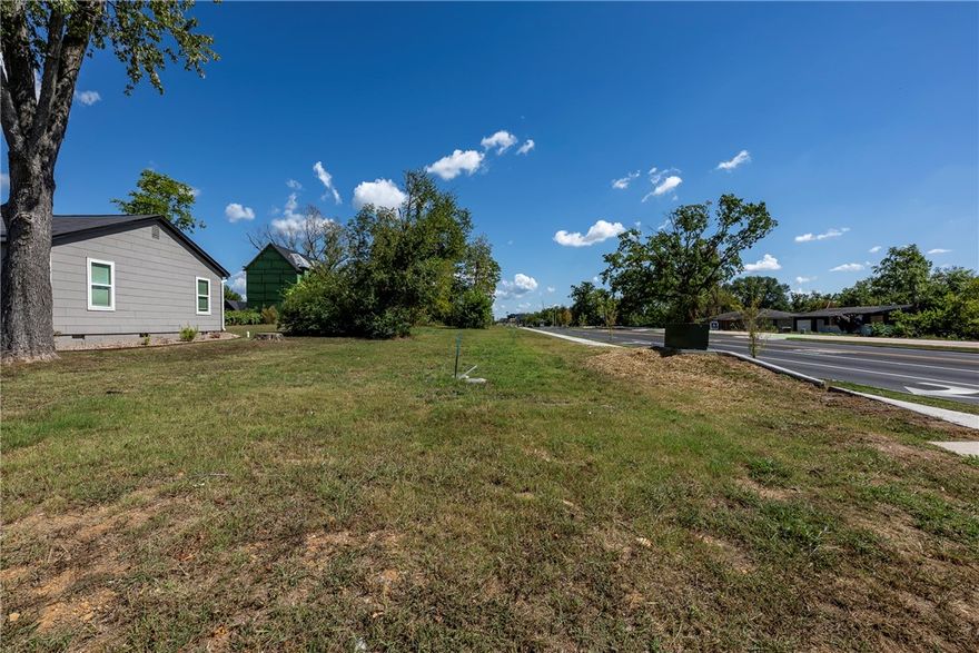 SE 8th Street.,.22 Acres, zoned Downtown Edge. Many options for this level property with 174 feet on SE 8th. Near the new Thaden School, the Momentary, Eighth street market and new Walmart Home offices.  Driveway cut will be determined by desired use.Bring your ideas and engineer. Prime 8th Street location waiting for your home or business. Recent survey available