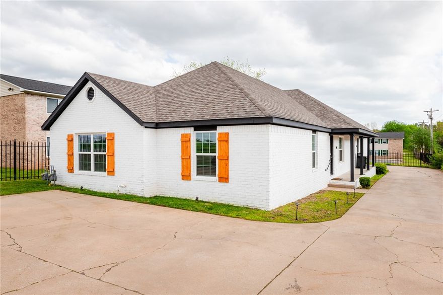 Newly Renovated 3BR / 2BA Duplex Near U of A!

Welcome home to this pristine, remodeled duplex perfectly located in the heart of Fayetteville — just minutes from the University of Arkansas and right on the Razorback Transit line! Enjoy quick access to I-49, parks, greenways, shopping, and dining.

This spacious 1,500 sq. ft. unit features:
Fresh interior and exterior paint; New countertops, doors, and windows; Closets with built-in shelving; Brand new washer and dryer

Kitchen includes (if needed):
New appliances with electric stovetop; Floating island
Lease Terms:

12-month lease starting December 1 (flexible start date)

Short-term option available (6–7 months ending in June preferred)
Friendly, responsive property manager; Don’t miss this opportunity to live in a beautifully updated home in a prime Fayetteville location!