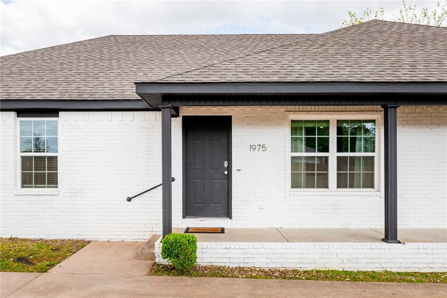 Newly Renovated 3BR / 2BA Duplex Near U of A!

Welcome home to this pristine, remodeled duplex perfectly located in the heart of Fayetteville — just minutes from the University of Arkansas and right on the Razorback Transit line! Enjoy quick access to I-49, parks, greenways, shopping, and dining.

This spacious 1,500 sq. ft. unit features:
Fresh interior and exterior paint; New countertops, doors, and windows; Closets with built-in shelving; Brand new washer and dryer

Kitchen includes (if needed):
New appliances with electric stovetop; Floating island
Lease Terms:

12-month lease starting December 1 (flexible start date)

Short-term option available (6–7 months ending in June preferred)
Friendly, responsive property manager; Don’t miss this opportunity to live in a beautifully updated home in a prime Fayetteville location!