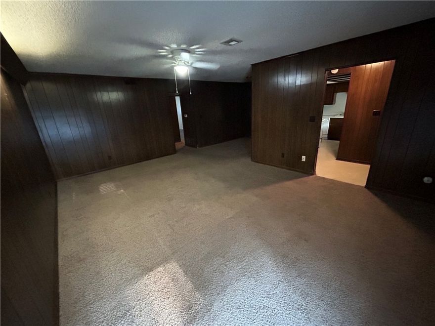 Large two bed, two bathroom apartment in the heart of Rogers near the downtown area. Very close to parks, schools, restaurants, shopping and more.