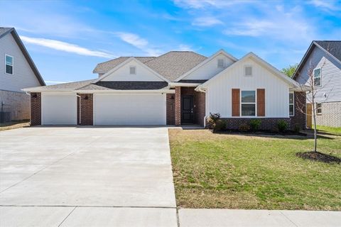 Photo of 205 Pennington Avenue, Prairie Grove, AR 72753 (MLS # 1331880)