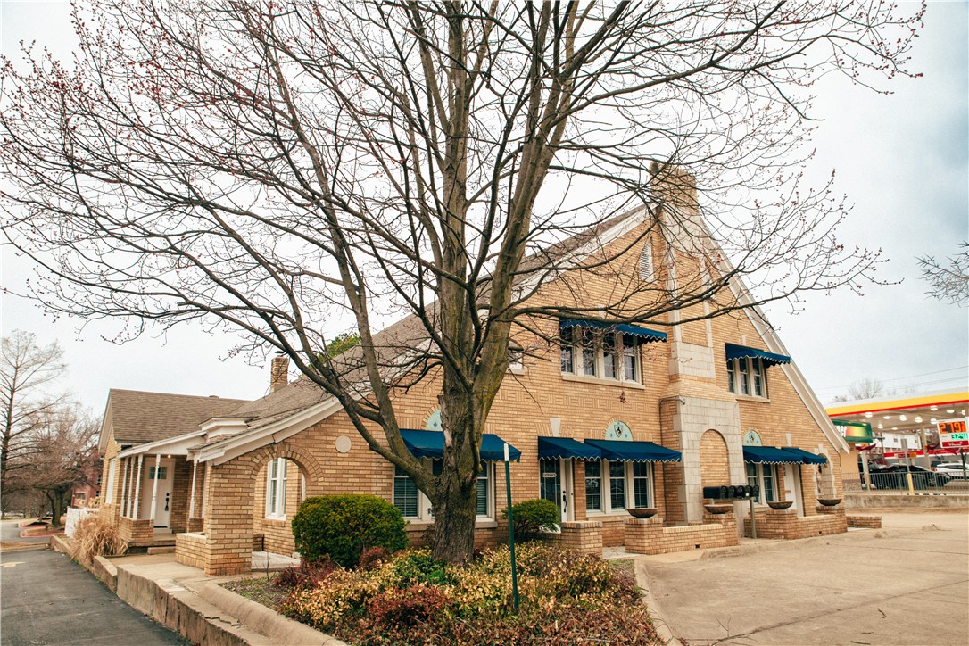 Located in a prime walkable area near local hotspots, this historic Craftsman masterpiece by Rosa Marinoni boasts a rich past and timeless craftsmanship. Meticulously maintained for generations, it offers the flexibility to convert back into apartments. With rare on-site parking and a versatile design, it blends historic charm with modern convenience—an exceptional opportunity in a sought-after location.