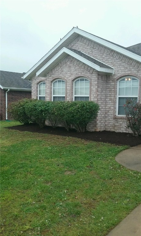Location, Location Location!!! Very nice 3 bedroom 2 bath on the west side of Bentonville, gas fireplace in livingroom. Easy access to Hwy 102 and Hwy 72. Fully fenced back yard covered patio.