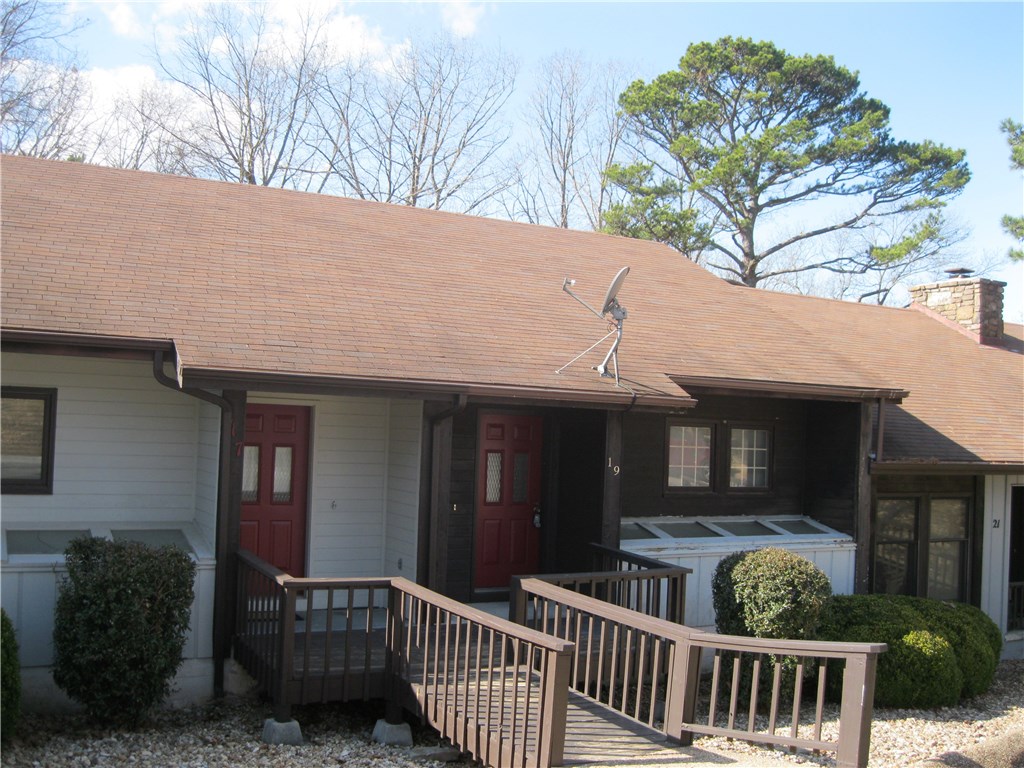 Beautiful Condo in the Shakespeare Courts Subdivision, Features include 2 bedrooms downstairs, 1 full bath downstairs, half bath up. New carpet, paint, double decks with walk out, Within walking distance to the lake !!