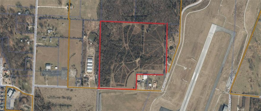 Great opportunity to purchase land for commercial use!   This level lot is ideal for warehouse, commercial or industrial building.   Fantastic location easy access  Call us today!