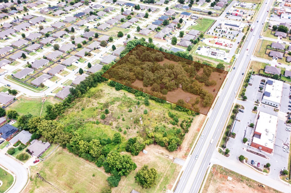 Two minutes from Walmart Neighborhood Market. Less than 10 minutes from downtown Bentonville and the Walmart Home Office. +/- 32,000 VPD on Centerton Blvd. One of the main Bentonville development corridors.