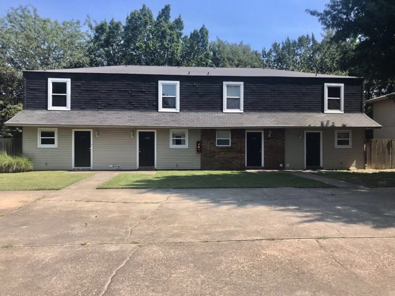 Newly renovated, 2 bedroom townhouse available! It is located right off Wedington near several U of A bus stops. The property includes all appliances, including washer and dryer. Water, trash and sewer paid! WiFi available $25 per month. Has previously been used as an AirBnb!