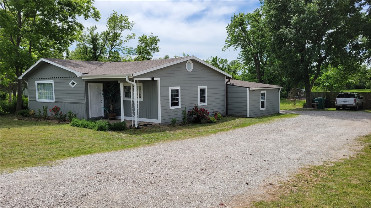Great deal that you can't let it go. 1.5 Acres, 3 Bdrms 2 bath close to schools, Shopping Center, 10 min. from Beaver Lake, New Roof, New Water heater, New A/C