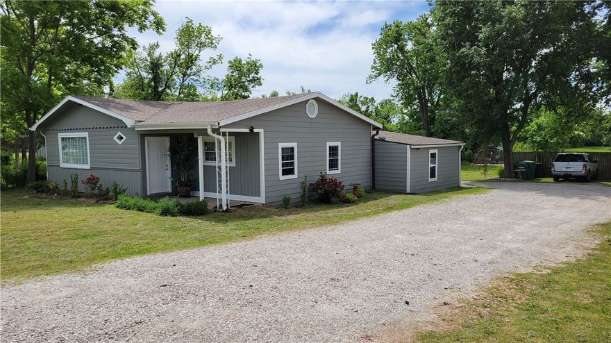 Great deal that you can't let it go. 1.5 Acres, 3 Bdrms 2 bath close to schools, Shopping Center, 10 min. from Beaver Lake, New Roof, New Water heater, New A/C