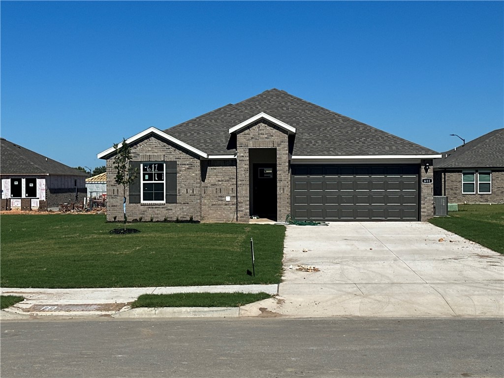 Heritage Ranch, is now selling! Located in beautiful, Siloam Springs, Arkansas, Heritage Ranch is the community you’ve been waiting for. Located off N. Mt. Olive Street and N Carl Street just minutes away from the Siloam Springs schools. Residents will enjoy easy access to the nearby Family Aquatic Center, Memorial Park, Bob Henry Park and City Lake Park.
The ASHBURN is an impressive single-story home featuring an open floor plan suited for entertaining. The large bedroom in the suite at the back of the house offers complete privacy, as well as a double vanity sink and spacious walk-in closet! The dining area is located next to the kitchen featuring Whirlpool Stainless Steel appliances, granite kitchen island, and spacious walk-in pantry. Additional features, front/backyard sod, and a spacious covered patio!