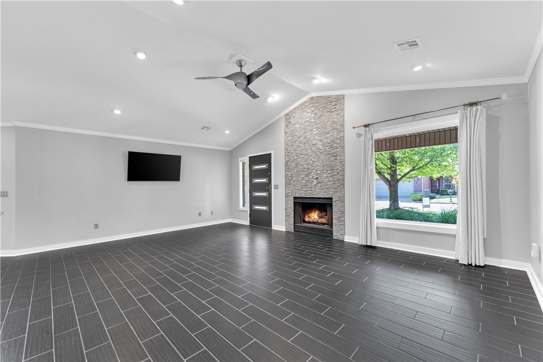 Pinnacle Town Homes Rogers - Residential