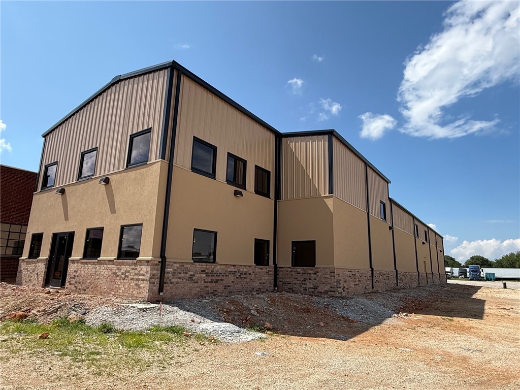 Brand new flex space in Springdale! Front office is +/- 1800 sf consisting of three offices, breakroom, reception, waiting room, and two bathrooms.