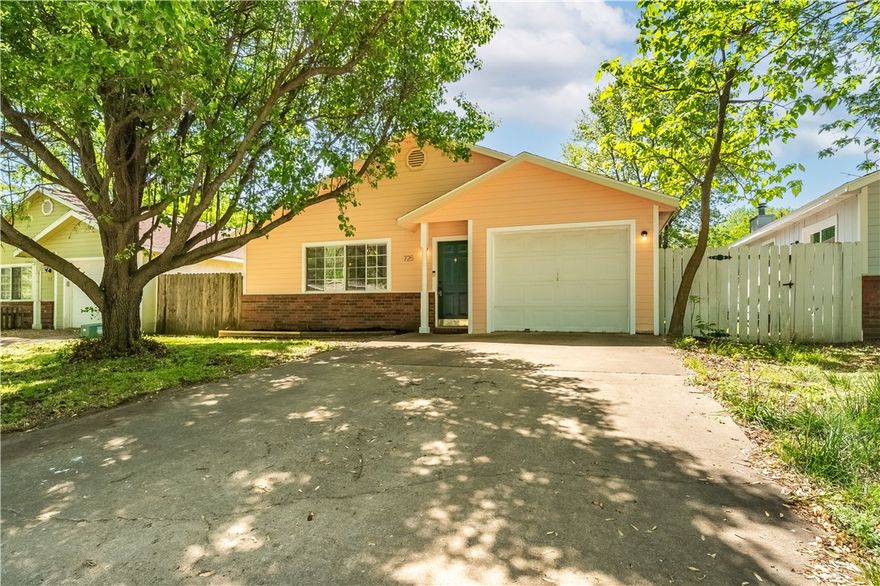 Welcome to your cozy retreat in Fayetteville! This charming 2-bed, 2-bath rental spans 1,042 sq ft of inviting living space. Relax in the comfortable living area, whip up meals in the well-appointed kitchen, and enjoy easy access to nearby conveniences and highways. Your perfect home awaits!