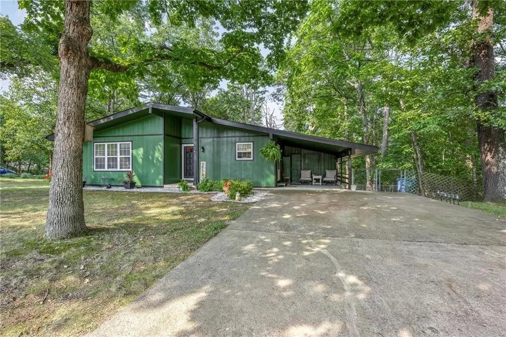 A home tucked away in nature with easy access to Hwy 71 and I-49. This 2 bedroom 1.5 bath home has been well maintained and tastefully updated, with several large windows and sliding glass patio door bringing natural light throughout the home. The unique kitchen brings personality and positivity to the beautiful home. Mature trees populate the large lot and provide plentiful shade in the spring and summer months. Large wooded side yard, and fully fenced cozy backyard.
Amazing access to Bella Vista Recreation!
2 min to Back 40 trailheads,
4 min to Lake Rayburn public access,
5 min to Metfied Skills Park/Fitness Center/Clubhouse/Pool,
8 min to Bella Vista Recreation Center/Kingsdale Golf Course/Tennis/Pool
15 min to downtown Bentonville and Walmart HO.
And so many more!
Other unique amenities include a large deck, wood burning stove for cozy winter nights, recently updated central heat and air, and appliances.
Washer/Dryer included, as well as Fridge, Microwave, Dishwasher, Oven/Stove etc.