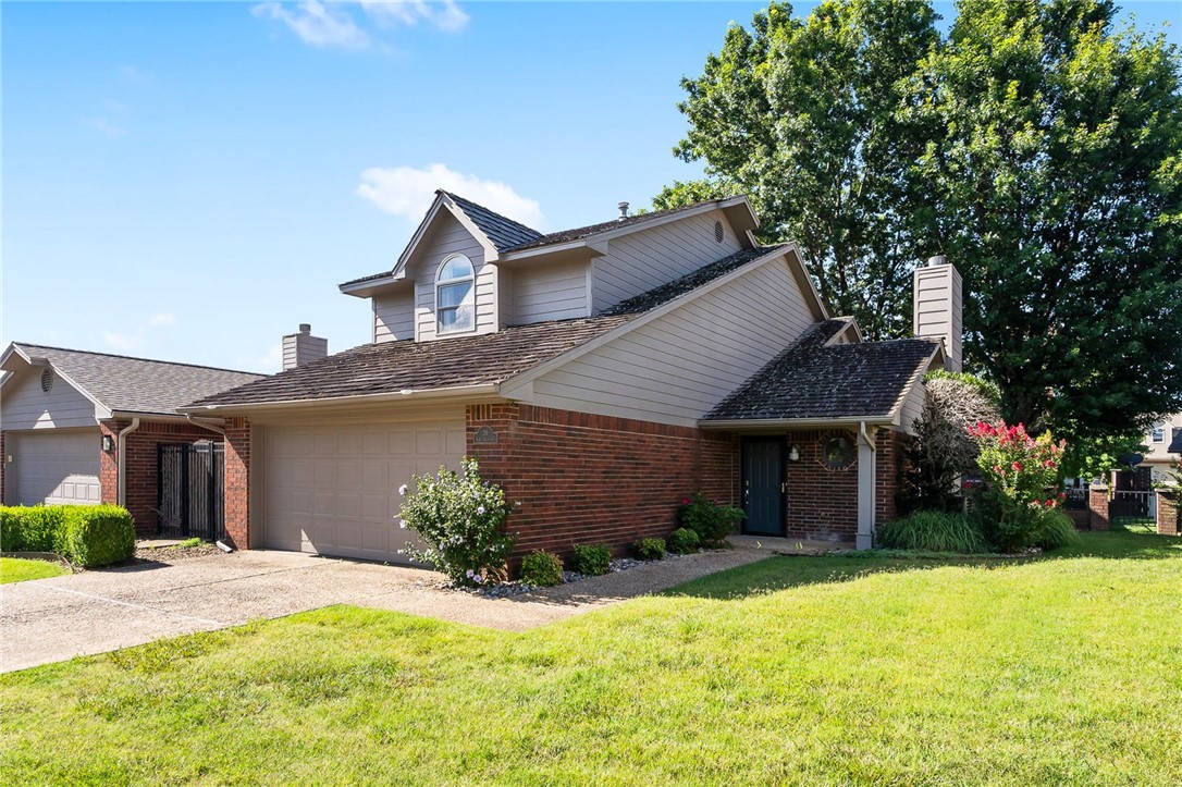 Welcome to this luxurious townhome! This 3 Bed 2 Bath located in the sought after Pinnacle Country Club neighborhood. The open floor plan, fireplace, wetbar, and covered patio makes the home perfect for entertaining guests. Home is in the heart of Rogers entertainment district.
