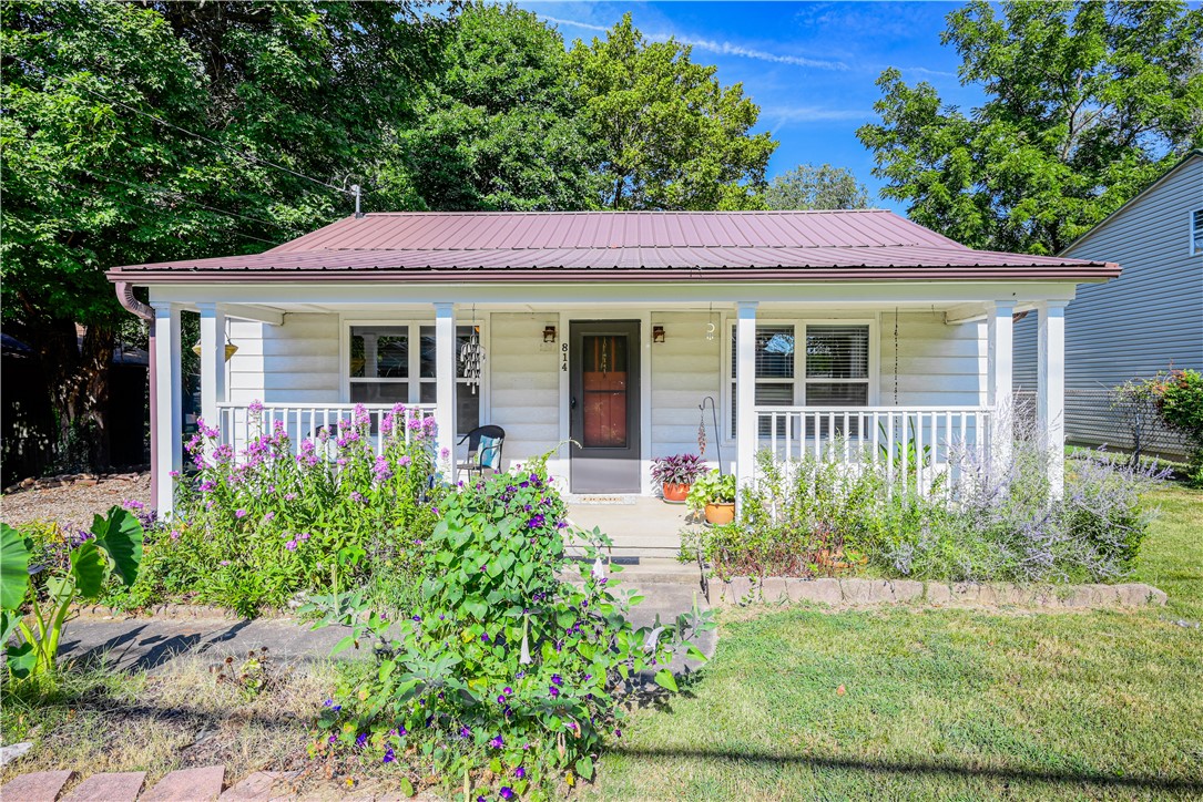 Discover a rare find in Northwest Arkansas ā a move-in-ready 2-bedroom home with a half-acre of outdoor living space for under $200K! This 780 sq ft home offers updated flooring, windows and roof, a welcoming covered front porch, and a fully fenced backyard perfect for pets. Spend your evenings around the fire pit, gardening in your garden, lounging under mature shade trees, or tinkering in the large storage building/barn. Prime location just minutes to Downtown Springdale, the Razorback Greenway, and local dining. Whether youāre downsizing, buying your first home, or looking for a low-maintenance lifestyle with big outdoor space, this one is ready for you.