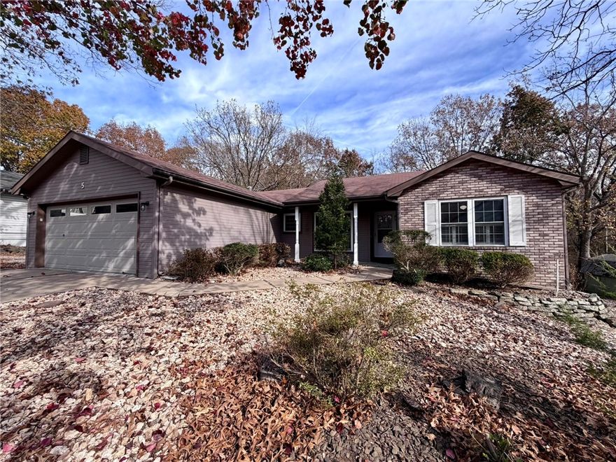 Great home in Bella Vista good level yard. This 3 bed 2 bath split floor plan home has wood style flooring through main living area and carpet in the bedrooms. Living room has a vaulted ceiling and lots of windows for natural light. Kitchen includes dishwasher and microwave. Large pantry in utility with lots of storage. Screened in back porch great for wildlife watching. Low maintenance yard.