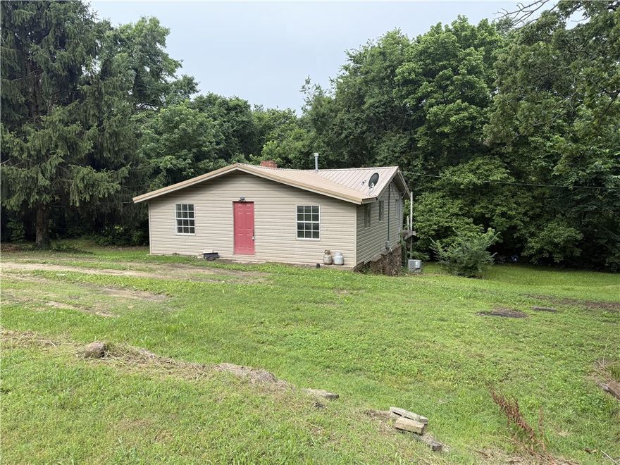 1615 N John Miller Road, Fayetteville, AR 72704
Seller Finance Opportunity
Purchase Price: $200,000.00
Downpayment: $20,000.00
Monthly Payment: $1,900.00
3 bed, 2 bath, on .6 acres.  Close to wedington exit.  
Owner is willing to do cosmetic repairs depending on what the requests are.

1615 N John Miller Road, Fayetteville, AR 72704
Oportunidad de financiación del vendedor
Precio de compra: $200,000.00
Enganche: $20,000.00
Pago mensual: $1,900.00
3 dormitorios, 2 baños, en un terreno de 0.6 acres. Cerca de la salida de Wedington.
El propietario está dispuesto a realizar reparaciones cosméticas según las necesidades.

All cash purchase price is different than price for terms.