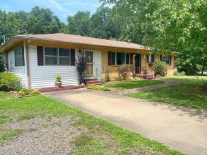 Super cute home ready for a new family to enjoy!3 bedrooms, 2 baths sitting on .41 acres on the West side of Russellville in a well established area. Tons of items convey, all you need to bring is your personal belongings and move right on in!Perfect for first time home buyers or an AirBnB!Come check it out before it's gone!