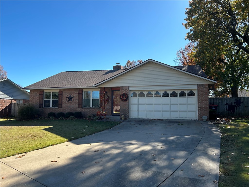 Beautiful split floor plan home, large open rooms, privacy fence, fireplace, cul-de-sac location, large closets, huge utility/craftroom.