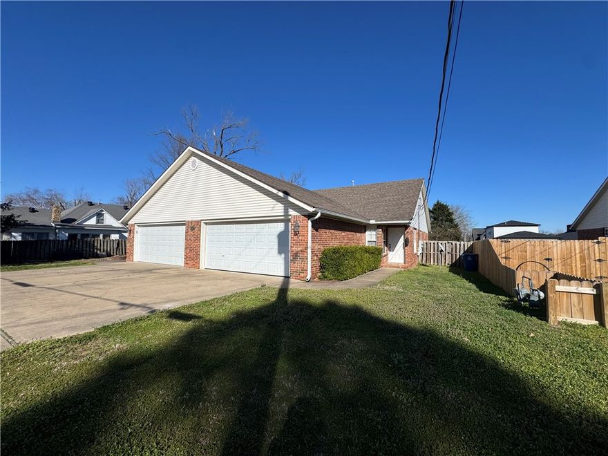 Just minutes from Downtown Bentonville, schools and biking. Great 3 bedroom 2 bath duplex. Open floor plan and wood style flooring throughout. Kitchen includes refrigerator, dishwasher, over the range microwave and a pantry. Primary bedroom has double sinks and large closet. Fenced back yard. Washer and dryer included. No CATS!