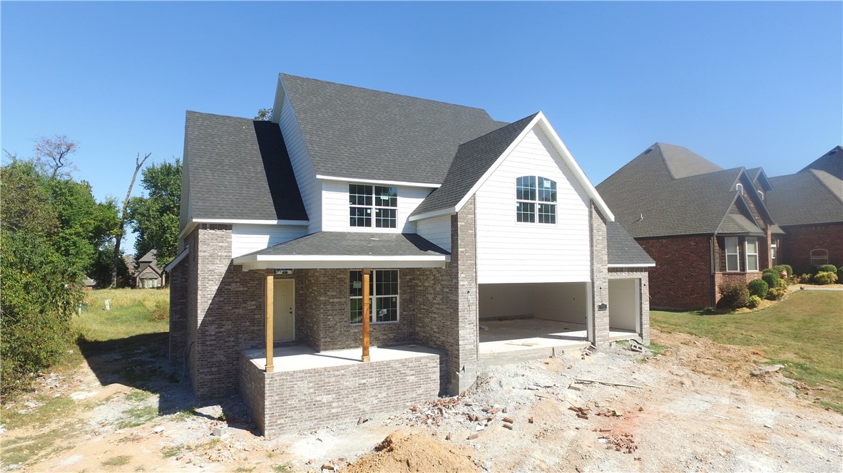 Quality New Construction 4 Bedroom 3 1/2 Bath Home built by Riggins In Biltmore S/D. Includes crown molding, hand scraped hardwood flooring, granite counter tops, stainless steel appliances, low E-windows, energy efficiency package, security system,Sod & Landscape Pkg. Limited 1 YEAR Builders Warranty Riggins Construction is the Award Winner of Parade of Homes 2014 Overall buyers choice home builder & 2014 NWA Best of the Best.