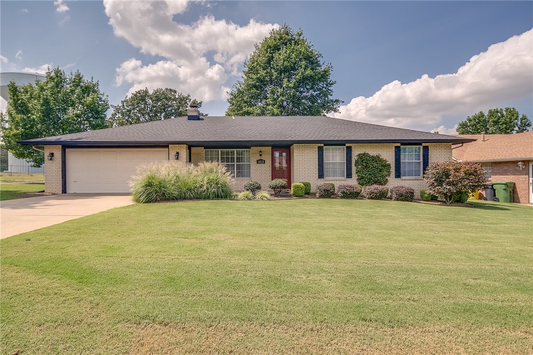 Gorgeous home on large lot & great landscaping. Great living room space with gas log fireplace, large windows & nice wood flooring. Kitchen with beautiful white cabinets, tiled back splash & granite counters & with eat-in & separate dining area. Sit out & relax in the screened-in porch with ceiling fan. Cute privacy-fenced courtyard area with nice landscaping that leads to a bigger backyard space with chain-link fencing great for kids to play. Storage building to convey. Don't miss this home! Won't last!