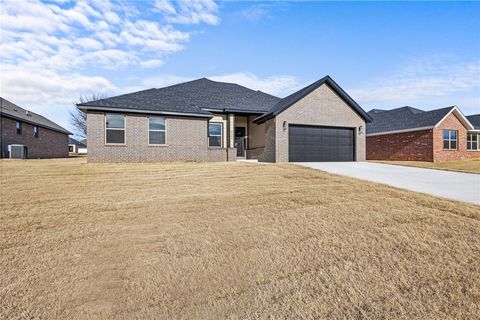 Single Family Residence in Prairie Grove AR 932 Petit Jean Street 1.jpg