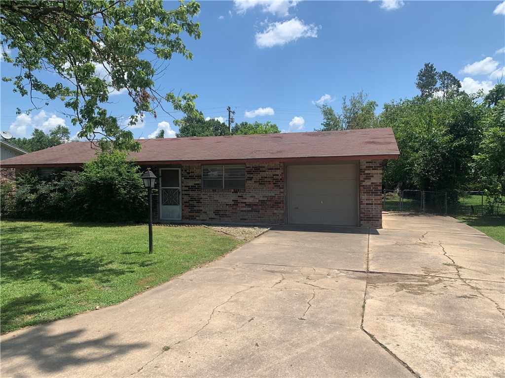 3 bed 1 bath home in great location!
Home needs new roof, some flooring and updating. Huge back yard & extra parking. Sold as is. No seller disclosure as owners have never lived there. Would be a great rental or home for someone!
