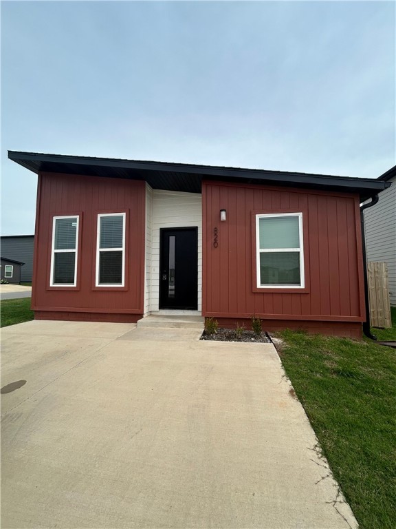 Welcome to 820 Illinois, a cozy yet modern 2-bedroom, 1-bathroom rental home designed for comfort and ease. Enjoy beautiful natural light that floods the spacious living area, creating a warm and inviting atmosphere. With its stylish updates and thoughtful layout, this home offers the perfect balance of charm and functionality.