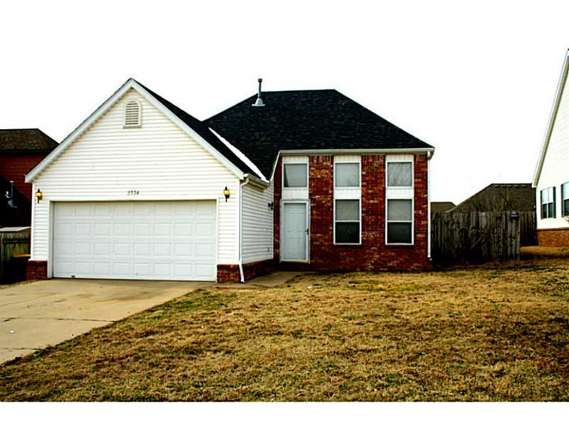Cute house with high ceilings, centrally located in Springdale. House offers 3 bedrooms, 2 full baths, huge master suite plus an open floor plan. Neighborhood is quiet and within walking distance to school.