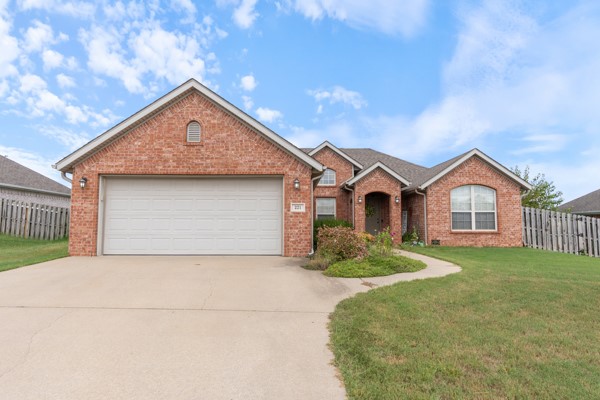 Charming 3 bed, 2 bath home on a .23 acre lot located in the established Sienna Estates neighborhood in Centerton. Recent updates within last few years include roof and guttering in 2020. New hot water heater in 2019. And new air conditioning unit in August. You will love the convenience of nearby amenities. Perfect for families or investors. This home is within walking distance to a splash pad and two beautiful parks.