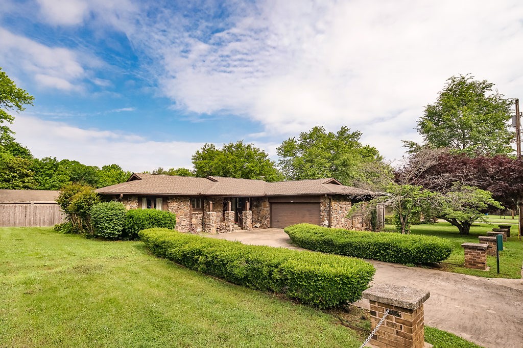 In the heart of Downtown Bentonville! Minutes from the Bentonville Square so you can easily walk or bike to all it has to offer! Solid home on great corner lot featuring updated kitchen, huge living room, 3BRS, 2BA, and great bonus space in the light and bright sunroom! Wood-burning fireplace, surrounded by lots of built-ins. Hard to find affordable home in fabulous location near Bogle Park and Schools.