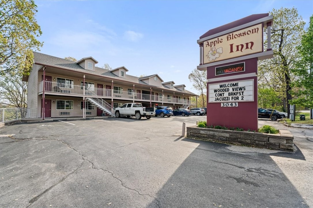 Welcome to the Apple Blossom Inn, a charming property nestled in the heart of the Ozarks, offering stunning mountain views and an ideal location just 2.2 miles from Downtown Eureka Springs. This well-maintained inn features 29 guest rooms spread across four floors, including 14 double queen rooms (two of which are connecting), 2 single queen rooms with jacuzzis, 8 king rooms, 4 king rooms with jacuzzis, and 1 king handicap-accessible room. Guests will appreciate the scenic views from the back balcony, as well as convenient amenities like free parking and direct access to the Yellow Trolley Stop #50, located right out front. The property also includes a one-bedroom Manager's Quarters with a full kitchen, perfect for employee housing or as an additional rental income opportunity. Sitting on +/- 2 acres with potential for expansion, The Apple Blossom Inn is easily accessible from Hwy 62, making it an excellent investment opportunity in the thriving tourism hub of Eureka Springs!