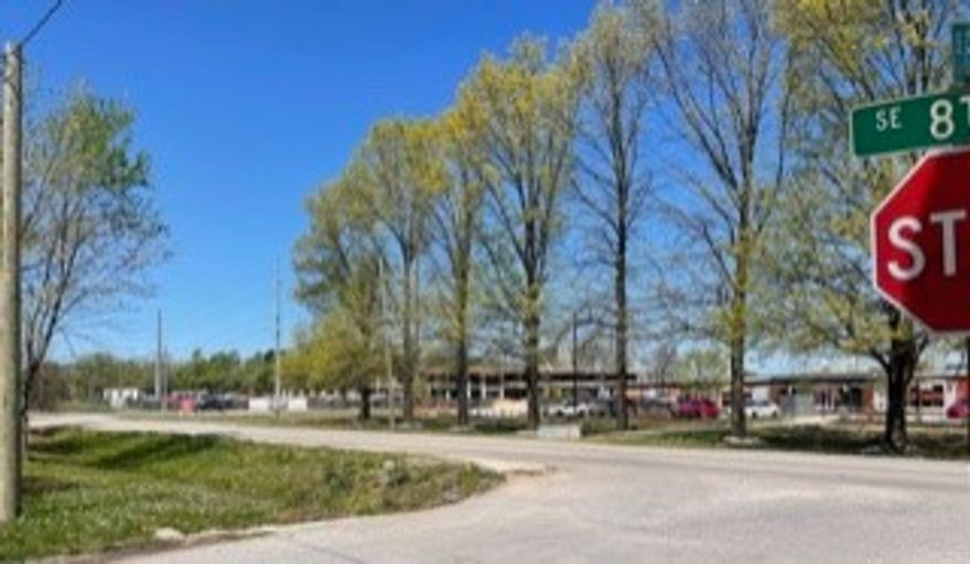 Downtown Bentonville investment opportunity! 4 plex less than a mile from downtown Bentonville Square, Across the street from 8th Street marketplace and culinary school, less than a mile from Thaden School. Great Property in the ideal location! Both 4 plexs (802 Se 8th Street and 801A SE H Street share the courtyard between the buildings.