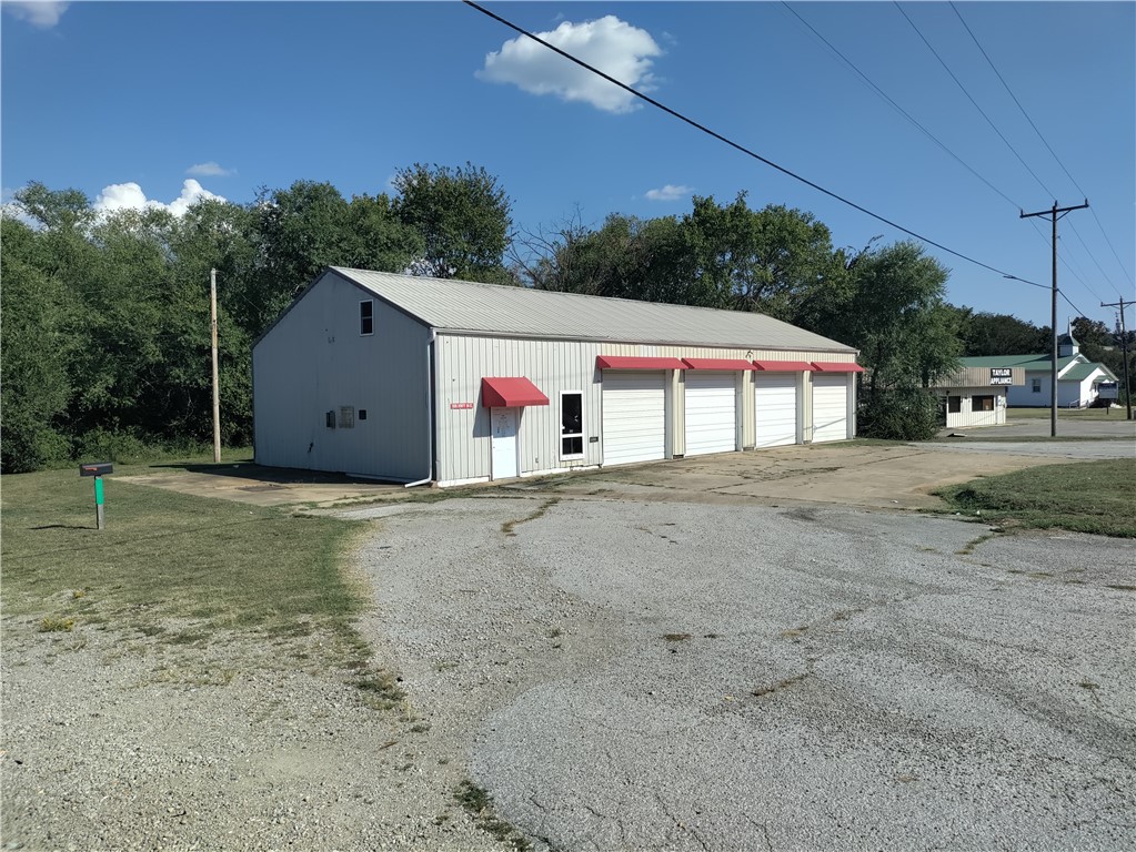 Excellent location and currently utilized boat storage. This is multi use, very versatile with great location. This property has central heating and air. Parking up to 10 vehicles +/-. Corps property meets it on the north corner with .25 mile access to lake. Motivated seller. This property won't last long