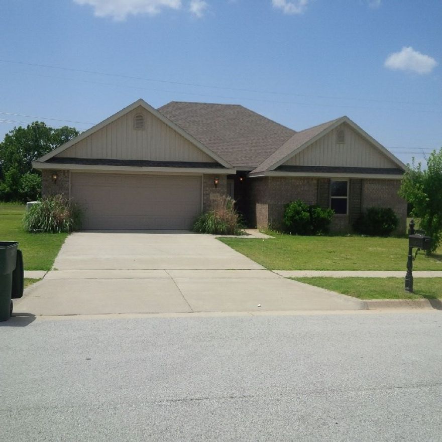 NICE HOME IN SOUTH FAYETTEVILLE. GREAT SPLIT FLOOR PLAN. FEATURING 4 BEDROOMS, 2 BATHS, WOOD FLOORS IN LIVING ROOM, FORMAL DINING AREA, BREAKFAST NOOK, GAS LOG FIREPLACE IN LIVING ROOM, PANTRY, COVERED BACK PATIO, ALL APPLIANCES, GRANITE COUNTER TOPS,MASTER BATH COMPLETE, WITH SEPARATE SHOWER & JACUZZI TUB.