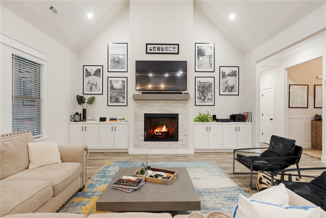 Woodhaven Manor Sub Rogers - Residential