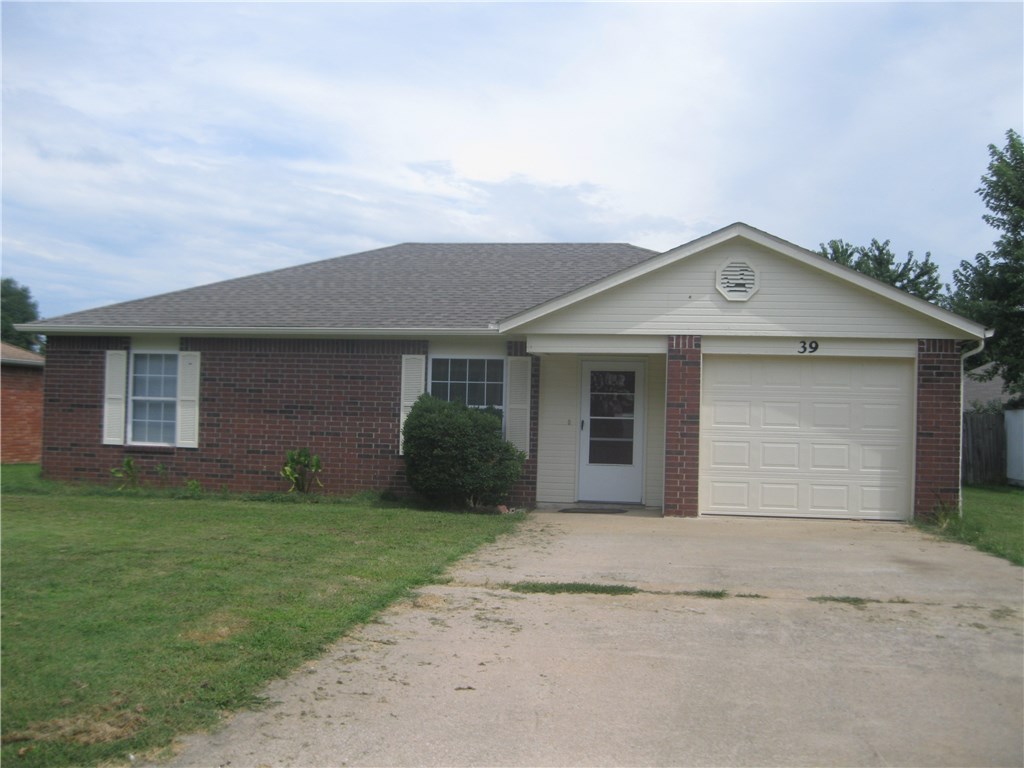 Gorgeous home in the Burnett Subdivision. Features include 3 bedrooms, 2 full baths. New stove, dishwasher, disposal, blinds, garage door and opener. walking distance to Walmart ISD Building (David Glass). Close to Crystal Bridges Museum of American Art, bike trails, parks and I-49.
